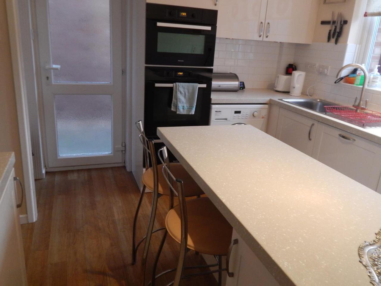 Spacious 3 Bdr House With Parking-Families-Corporate Groups By Orbitat Accommodations Cambridge Buitenkant foto